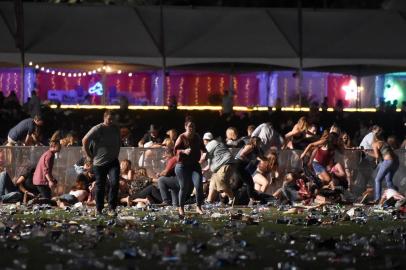 Reported Shooting At Mandalay Bay In Las VegasLAS VEGAS, NV - OCTOBER 01 People run from the Route 91 Harvest country music festival after apparent gun fire was heard on October 1, 2017 in Las Vegas, Nevada. There are reports of an active shooter around the Mandalay Bay Resort and Casino.   David Becker/Getty Images/AFPEditoria: CLJLocal: Las VegasIndexador: David BeckerFonte: GETTY IMAGES NORTH AMERICAFotógrafo: STR