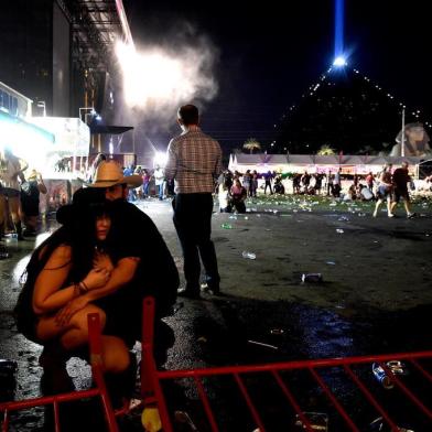 Reported Shooting At Mandalay Bay In Las Vegas

LAS VEGAS, NV - OCTOBER 01 People run from the Route 91 Harvest country music festival after apparent gun fire was heard on October 1, 2017 in Las Vegas, Nevada. There are reports of an active shooter around the Mandalay Bay Resort and Casino.   David Becker/Getty Images/AFP

Editoria: CLJ
Local: Las Vegas
Indexador: David Becker
Fonte: GETTY IMAGES NORTH AMERICA
Fotógrafo: STR