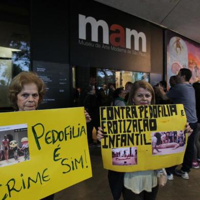 Manifestantes protestam em frente ao Museu de Arte Moderna