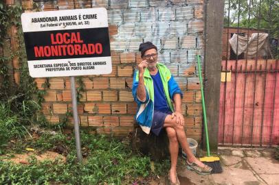  

PORTO ALEGRE, RS, BRASIL, 02-10-2017. Idoso que cuida de cães pede ajuda após canil ser atingido pelo temporal em Porto Alegre. (CID MARTINS/AGÊNCIA RBS)