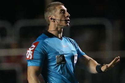 O árbitro Anderson Daronco, do jogo entre as equipes da SE Palmeiras e São Paulo FC, durante partida válida pela terceira rodada, do Campeonato Brasileiro, Série A, no estádio do Morumbi.