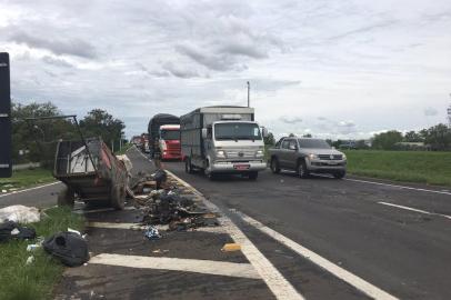 Trânsito liberado na BR290, mas ainda lento no C/I. Protesto de moradores das ilhas. Reclamam de falta de água e luz após temporal 