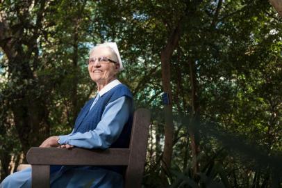 Ela plantou tanto que agora colhe o carinho e o reconhecimento.
O bosque do Hospital Moinhos de Vento será batizado com o nome da Schwester Ires Spier, que trabalha há mais de 50 anos na instituição. A área de três mil metros quadrados é um oásis do meio da Capital.
A homenagem faz parte das comemorações dos 90 anos do HMV, fundado em 2 de outubro de 1927.