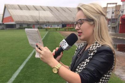 Repórter Julia Goulart na beira do Campo no jogo do Inter contra o São José pela Copa Paulo SantAna