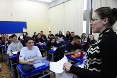  CAXIAS DO SUL, RS, BRASIL (02/102017). Colégio São Carlos desenvolve o programa metodológico da Aprendizagem Ativa.  Na foto a professora Aline Marques de Freitas, de História, aplica em trabalho de dupla, o sistema inovador de aprendizagem. (Roni Rigon/Pioneiro).