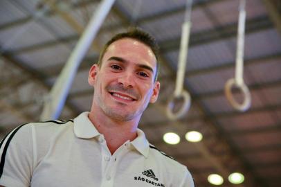  

PORTO ALEGRE, RS, BRASIL 27/03/2017 - O ginasta Arthur Zanetti, dono de duas medalhas olímpicas, visita a Sogipa para reinauguração dos equipamente do clube. (FOTO: ROBINSON ESTRÁSULAS/AGÊNCIA RBS)