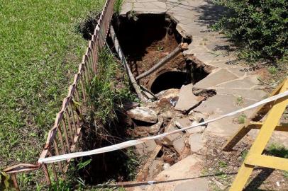 Um buraco no cruzamento da Rua Dr. Ney Cabral com a Travessa Fortaleza, no bairro Nonoai, zona sul de Porto Alegre, está prejudicando os pedestres que transitam pelo local. Segundo moradores, o problema começou há seis meses quando o cano da rede de esgoto quebrou e fez com que o passeio público cedesse.