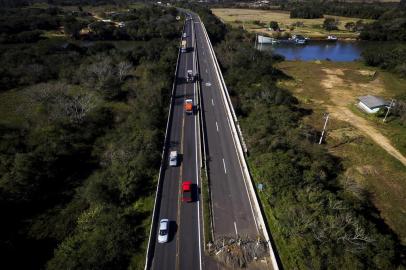 NOVA SANTA RITA, RS, BRASIL, 05-07-2017: Ponte sobre o Rio Caí no km 427 da BR-386 está interditada e deixa o fluxo de veículos em pista simples, apesar da duplicação do trecho. (Foto: Mateus Bruxel / Agencia RBS)