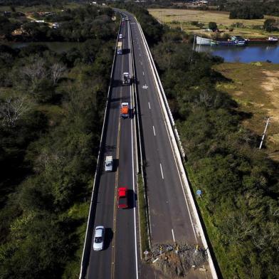 NOVA SANTA RITA, RS, BRASIL, 05-07-2017: Ponte sobre o Rio Caí no km 427 da BR-386 está interditada e deixa o fluxo de veículos em pista simples, apesar da duplicação do trecho. (Foto: Mateus Bruxel / Agencia RBS)