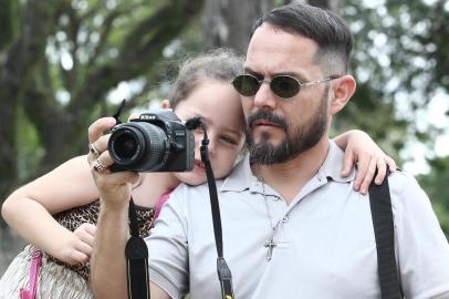  

PORTO ALEGRE, RS, BRASIL - 27/09/2017 - Valdir Silva, deficiente visual e fotógrafo, conta com a ajuda da filha Vitória da Silva para fotografar. Ela tem 6 anos e acompanha o pai em todos os momentos. Fotos realizadas no Parque Marinha do Brasil. (Jefferson Botega/Agência RBS)
Indexador: Jefferson Botega