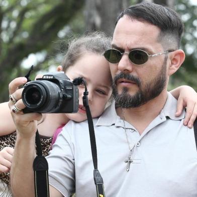  

PORTO ALEGRE, RS, BRASIL - 27/09/2017 - Valdir Silva, deficiente visual e fotógrafo, conta com a ajuda da filha Vitória da Silva para fotografar. Ela tem 6 anos e acompanha o pai em todos os momentos. Fotos realizadas no Parque Marinha do Brasil. (Jefferson Botega/Agência RBS)
Indexador: Jefferson Botega