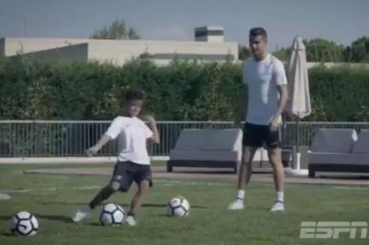 Frame de Cristiano Ronaldo com seu filho, que chutava a bola
