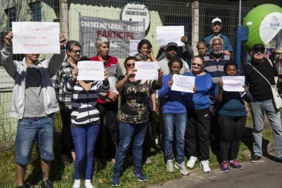  

PORTO ALEGRE, RS, BRASIL - 03-10-2017 - Moradores da Chácara do Banco, no Bairro Restinga, protestam contra a demissão do médico da família congolês que atendia no local há três anos. A unidade Chácara do Banco é uma das 14 de Porto Alegre atingida pela demissões de profissionais do programa Mais Médicos, numa decisão do governo federal. (FOTO: ANDERSON FETTER/AGÊNCIA RBS)
Indexador: Anderson Fetter