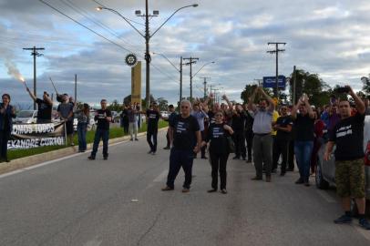  

Após ter recebido, na tarde de sexta-feira, habeas corpus concedido pelo desembargador Manuel José Martinez Lucas, do Tribunal de Justiça do Rio Grande do Sul, o sargento da Brigada Militar Alexandre dos Santos Curto retornou a Bagé. No sábado, foi recepcionado por colegas, familiares, ruralistas e apoiadores. Ele participou de carreata em comemoração à liberdade, que percorreu as principais vias da região central até a Associação Rural, onde foi homenageado.