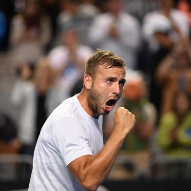  

TENNIS-AUS-OPEN

Britains Daniel Evans celebrates his victory against Australias Bernard Tomic during their mens singles third round match on day five of the Australian Open tennis tournament in Melbourne on January 20, 2017. 
SAEED KHAN / AFP

Editoria: SPO
Local: Melbourne
Indexador: SAEED KHAN
Secao: tennis
Fonte: AFP
Fotógrafo: STF