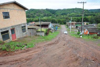  Caxias do Sul, RS, Brasil ( 02/102017). Loteamento Irregular Parque dos Pinhas. Moradores do local irregular vivem a precariedade de habitar num local sem manutenção. Ruas sem calçamento ficam intransitáveis em dias de chuva.     (Roni Rigon/Pioneiro).