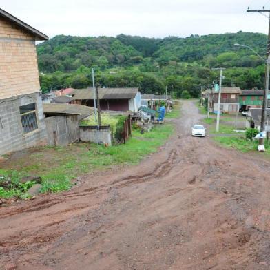  Caxias do Sul, RS, Brasil ( 02/102017). Loteamento Irregular Parque dos Pinhas. Moradores do local irregular vivem a precariedade de habitar num local sem manutenção. Ruas sem calçamento ficam intransitáveis em dias de chuva.     (Roni Rigon/Pioneiro).