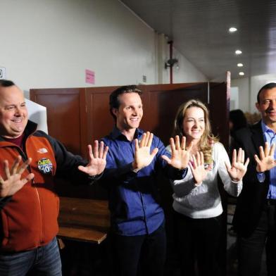  Caxias do Sul, RS, Brasil (30/10/2016) Votação de Daniel Guerra (PRB) no segundo turno das eleições municipais de Caxias do Sul, no Salão Paroquial do bairro Santa Catarina.NA FOTO, Ricardo Fabris de Abreu,  Guerra , a mulher  Andrea Marchetto e (Roni Rigon/Pioneiro).