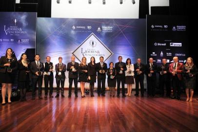  PORTO ALEGRE, RS, BRASIL, 03/10/2017. A Federação das Associações Comerciais e Serviços do Rio Grande do Sul (Federasul) e a Assembleia Legislativa entregaram, na noite desta terça-feira (3), o prêmio Líderes & Vencedores, em cerimônia no Teatro Dante Barone, no Parlamento gaúcho. Na cerimônia, 15 pessoas foram agraciadas. A homenagem reconhece a atuação de políticos e empresários, além de projetos nas áreas comunitária, cultural e educacional. Os homenageados receberam o troféu Magis, produzido pela artista plástica Angela Pettini.Foto:Itamar Aguiar/Agencia Freelancer/Divulgação