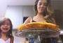 Filha chora de desespero após mãe errar receita de bolo; conheça protagonistas do vídeo viral  