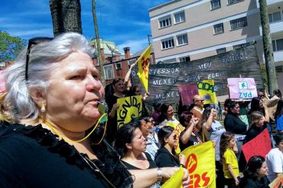 Protesto contra parcelamento de salários de servidores é promovido em Ana Rech.