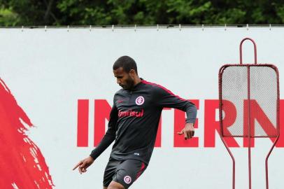 PORTO ALEGRE, RS, BRASIL, 12-09-2017: O zagueiro Ernando durante treino do Inter no CT Parque Gigante. (Foto: Mateus Bruxel / Agência RBS)