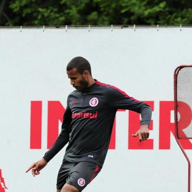 PORTO ALEGRE, RS, BRASIL, 12-09-2017: O zagueiro Ernando durante treino do Inter no CT Parque Gigante. (Foto: Mateus Bruxel / Agência RBS)