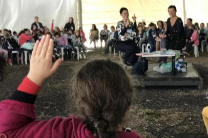  

Crianças fazem perguntas e emocionam escritores durante a Jornadinha de Literatura
 
Alunos de pelo menos 80 escolas públicas de Passo Fundo e região participam das atividades até sexta-feira (6)
