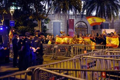  

Protesters with Spanish flags shout slogans in favour of Spanish Constitution in front of Spanish National Police officers during a demonstration defending a united Spain on October 4, 2017 in Barcelona.
Catalonia could declare independence on October 9, a regional government source told AFP, as a crisis escalates between Madrid and separatist leaders over an illegal independence referendum. / AFP PHOTO / LLUIS GENE

Editoria: POL
Local: Barcelona
Indexador: LLUIS GENE
Secao: politics (general)
Fonte: AFP
Fotógrafo: STF