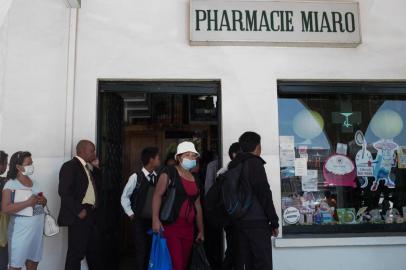  

People queue at a pharmacy in downtown Antananarivo to buy protection masks against infections and medicines against plague on October 2, 2017. / AFP PHOTO / RIJASOLO

Editoria: HTH
Local: Antananarivo
Indexador: RIJASOLO
Secao: disease
Fonte: AFP
Fotógrafo: STR