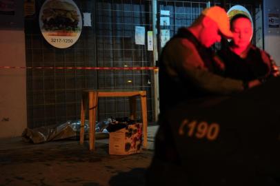  CAXIAS DO SUL, RS, BRASIL, 04/10/2017. Um homem foi morto a golpes de arma branca em Caxias do Sul no início da noite desta quarta-feira. A Brigada Militar (BM) foi acionada no bairro Esplanada, por volta das 19h50min. De acordo com testemunhas, a vítima foi agredida na Rua Solim Bassani e correu até a Rua Júlio Calegari, onde procurou ajuda em uma lancheria, mas não resistiu aos ferimentos e caiu na calçada. (Porthus Junior/Agência RBS)