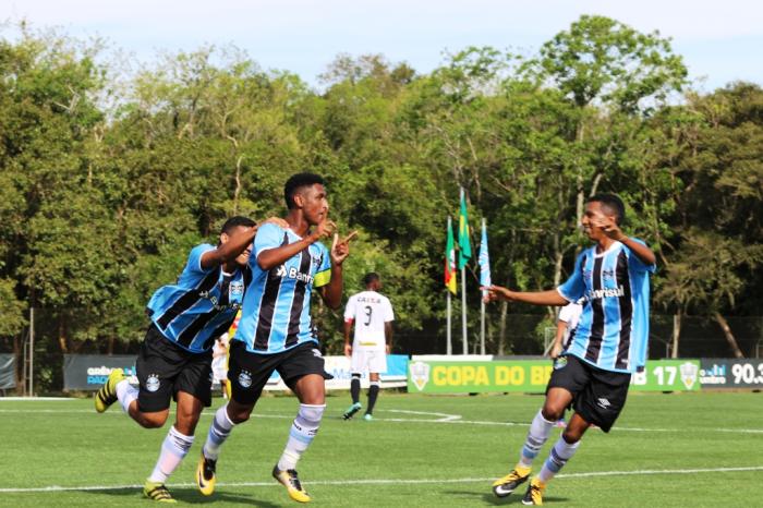 Promessa da base garante vitória do Grêmio em jogo-treino