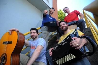  CAXIAS DO SUL, RS, BRASIL 26/09/2017Quarteto caxiense Yangos recebeu na manhã desta terça-feira a notícia da indicação para o Grammy Latino 2017. Para comemorar, o grupo formado por César Casara (teclados) Cristiano Klein (percussão), Tomás Savaris (violão) e Rafael Scopel (acordeom) tocou ao vivo na redação do Pioneiro. (Felipe Nyland/Agência RBS)