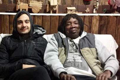 Milton Nascimento e Tiago Iorc hospedados em pousada de São José dos Ausentes para gravação de um clipe. Na foto, a proprietária Mônica Savio