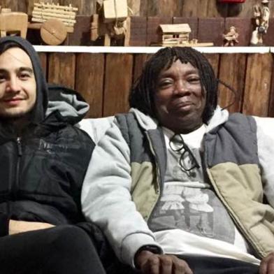 Milton Nascimento e Tiago Iorc hospedados em pousada de São José dos Ausentes para gravação de um clipe. Na foto, a proprietária Mônica Savio