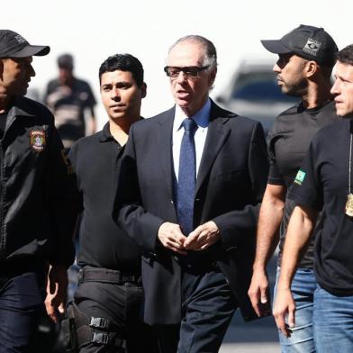 RJ - OLIMPÍADA/RIO-2016/NUZMAN/PRISÃO - POLÍTICA - O presidente do Comitê Olímpico do Brasil (COB), Carlos Arthur Nuzman (c),   é conduzido por policiais ao chegar na sede da Polícia Federal, na Praça   Maua, no centro do Rio de Janeiro, na manhã desta quinta-feira, 05. Nuzman   e o ex-diretor de marketing e comunicação da entidade, Leonardo Gryner,   foram presos pela Polícia Federal nesta manhã. Ambos são investigados na   Operação Unfair Play, um desdobramento da Lava Jato que aponta que houve   compra de votos para que o Rio fosse escolhido como sede dos Jogos   Olímpicos de 2016.   05/10/2017 - Foto: FÁBIO MOTTA/ESTADÃO CONTEÚDO