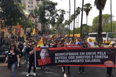  PORTO ALEGRE, RS, BRASIL - 05-10-2017 - Em greve, municipários fazem caminhada pelo centro de Porto Alegre (FOTO: FELIPE DAROIT/AGÊNCIA RBS)