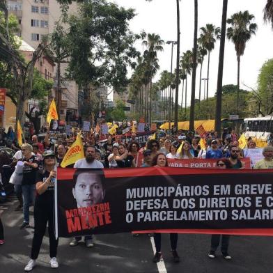  

PORTO ALEGRE, RS, BRASIL - 05-10-2017 - Em greve, municipários fazem caminhada pelo centro de Porto Alegre (FOTO: FELIPE DAROIT/AGÊNCIA RBS)