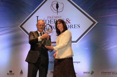 03/10/2017 - PORTO ALEGRE, RS - PRÃMIO LÃDERES E VENCEDORES. O LÃ­deres & Vencedores foi idealizado pela Federasul e pela Assembleia para valorizar o sucesso de personalidades, empresas e iniciativas no Estado. Mais do que uma homenagem, o prÃªmio distingue para o reconhecimento da sociedade as aÃ§Ãµes que servem de exemplo em cada uma das Ã¡reas de abrangÃªncia, contribuindo para tornar nosso Rio Grande um Estado mais desenvolvido e melhor para se viver. Foto: Itamar Aguiar/AgÃªncia Freelancer.