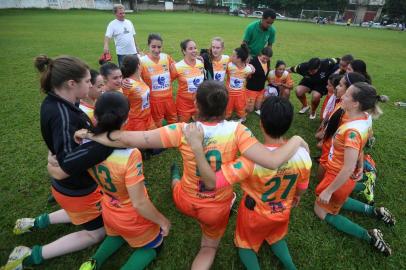 LAJEADO, RS, BRASIL, 17/09/2017 - Campeonao Gaúcho de Futebol Feminino - Esporte Clube Ijuí viaja para Lajeado para realizar duas partidas no mesmo dia.
Na foto, atletas do Ijuí rezam após vitória na partida contra o Estrela.
(Foto: André Feltes / Especial)