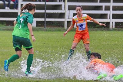 LAJEADO, RS, BRASIL, 17/09/2017 - Campeonao Gaúcho de Futebol Feminino - Esporte Clube Ijuí viaja para Lajeado para realizar duas partidas no mesmo dia.Na foto, lance da partida Ijuí x Guarani(Foto: André Feltes / Especial)