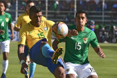  Brazil's Paulinho (L) and Bolivia's Christian Machado vie for the ball during their 2018 World Cup qualifier football match in La Paz on October 5, 2017. / AFP PHOTO / NELSON ALMEIDAEditoria: SPOLocal: La PazIndexador: NELSON ALMEIDASecao: soccerFonte: AFPFotógrafo: STF