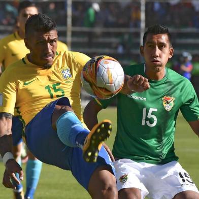  Brazil's Paulinho (L) and Bolivia's Christian Machado vie for the ball during their 2018 World Cup qualifier football match in La Paz on October 5, 2017. / AFP PHOTO / NELSON ALMEIDAEditoria: SPOLocal: La PazIndexador: NELSON ALMEIDASecao: soccerFonte: AFPFotógrafo: STF