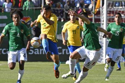  

Brazil's Gabriel Jesus tries to control the ball amidst Bolivia's Luis Gutierrez (R) and Bolivia's Leonel Morales during their 2018 World Cup qualifier football match in La Paz on October 5, 2017. / AFP PHOTO / AIZAR RALDES

Editoria: SPO
Local: La Paz
Indexador: AIZAR RALDES
Secao: soccer
Fonte: AFP
Fotógrafo: STR