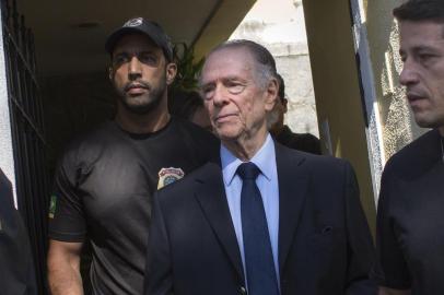  

Brazils Olympic Committee chief Carlos Nuzman (C) is escorted from his home by federal police in Rio de Janeiro on October 5, 2017.
Brazilian police on October 5 arrested the chairman of the Brazilian Olympic Committee as part of a probe into alleged buying of votes to secure Rios hosting of the 2016 Games. / AFP PHOTO / Mauro PIMENTEL

Editoria: SPO
Local: Rio de Janeiro
Indexador: MAURO PIMENTEL
Secao: sports event
Fonte: AFP
Fotógrafo: STR