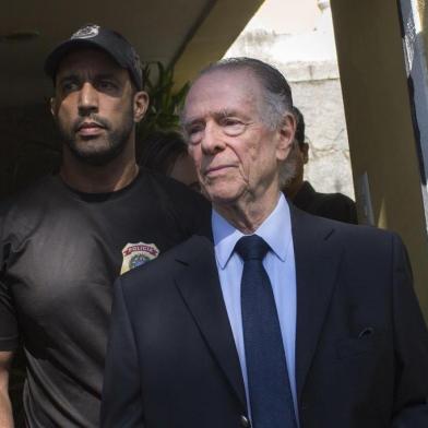  

Brazils Olympic Committee chief Carlos Nuzman (C) is escorted from his home by federal police in Rio de Janeiro on October 5, 2017.
Brazilian police on October 5 arrested the chairman of the Brazilian Olympic Committee as part of a probe into alleged buying of votes to secure Rios hosting of the 2016 Games. / AFP PHOTO / Mauro PIMENTEL

Editoria: SPO
Local: Rio de Janeiro
Indexador: MAURO PIMENTEL
Secao: sports event
Fonte: AFP
Fotógrafo: STR