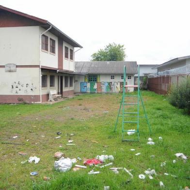  CAXIAS DO SUL, RS, BRASIL 29/09/2017Prefeitura de Caxias dispõe de diversos imóveis abandonados e sem planejamento para utilização. Na foto antiga sede do Centro Educativo Esperança, no loteamento Aeroporto. (Felipe Nyland/Agência RBS)