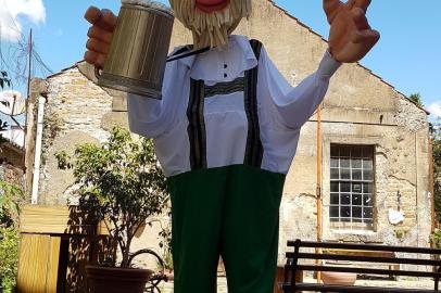 PROST!
A aparência é de bonecão de Olinda, mas a comemoração não é do carnaval pernambucano. Batizado de Fritz, o alemão de quatro metros de altura circulará neste fim de semana pelo Parque Germânia, durante o Oktoberfest Poa. Bares temáticos, comidas típicas e campeonato de chope em metro completam a programação do evento.