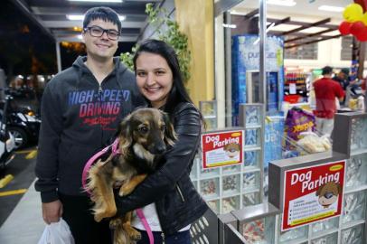 PORTO ALEGRE, RS, BRASIL, 03/10/2017 - Mercado Supermago construiu o Dogparking, um espaço para clientes deixarem os pets quando forem às compras. Na foto, Rodrigo Martins, 27 anos, bancário e Jéssica Charão, 26 anos
(Foto: André Feltes / Especial)