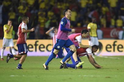 Paraguays players celebrtae after defeating Colombia in their 2018 World Cup football qualifier match in Barranquilla, Colombia, on October 5, 2017. / AFP PHOTO / Raul Arboleda